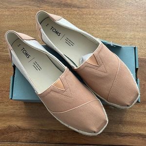 NEW IN BOX Tom’s Classic Honey I’ve League Stripes in Womens Size 9